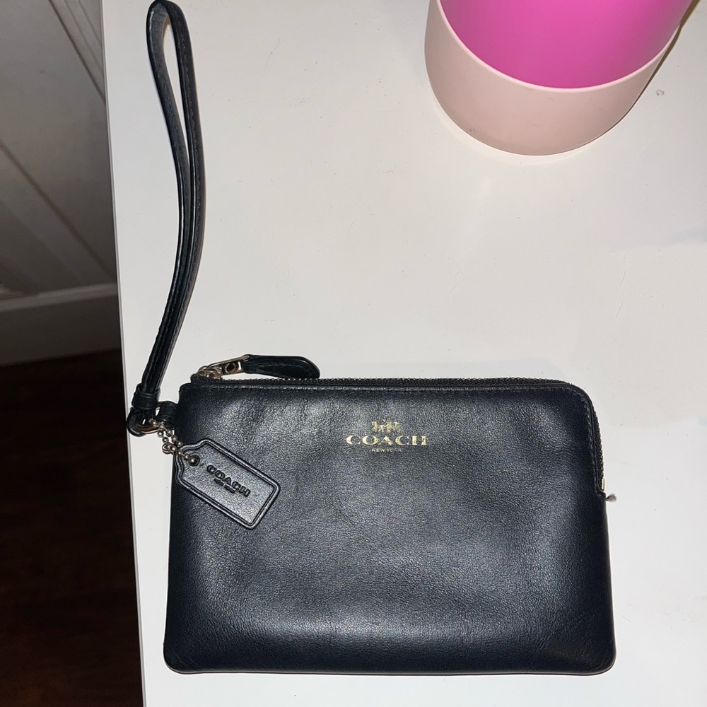 🧩 Coach Small Wristlet